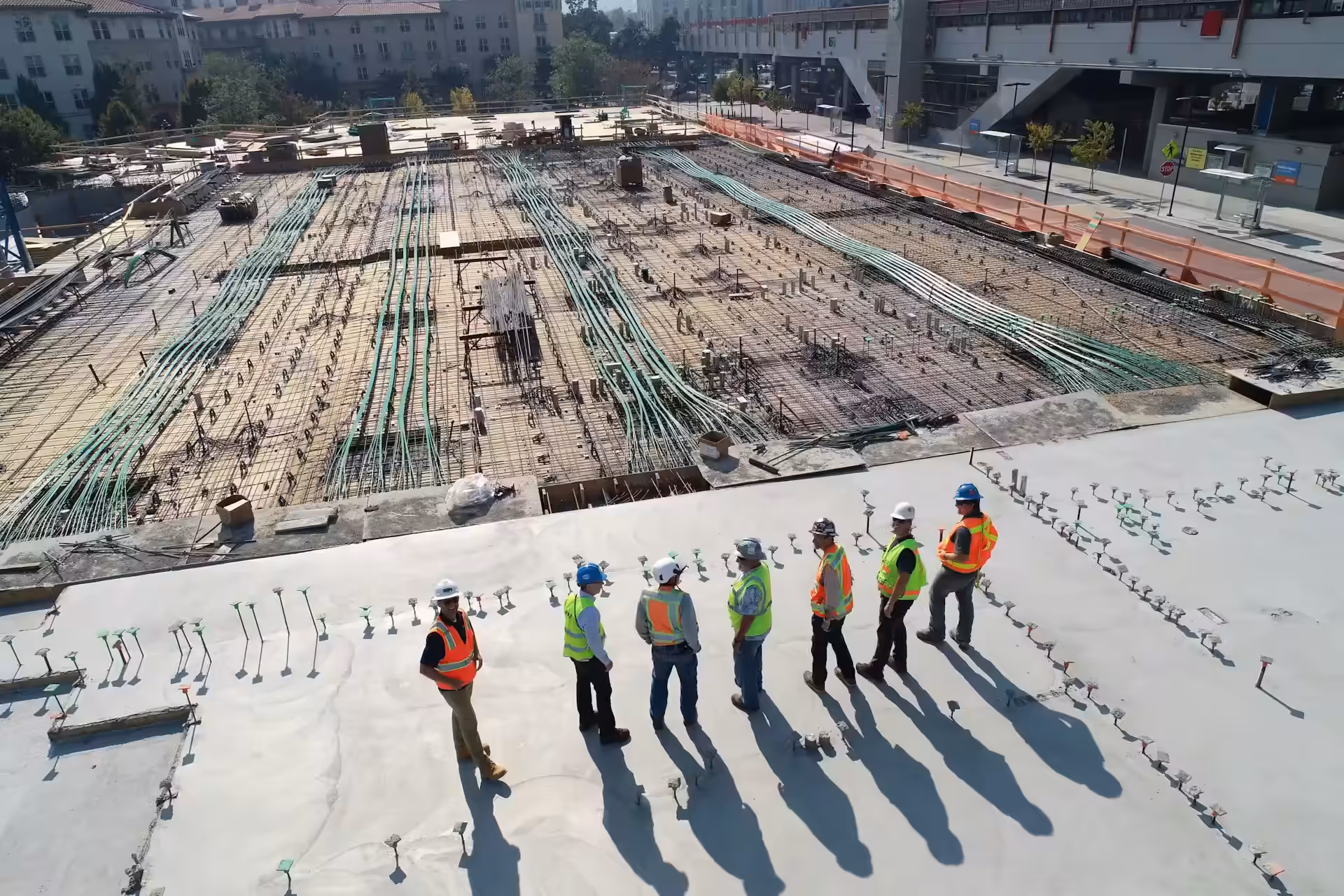 Ouvriers du bâtiment orchestrant un projet