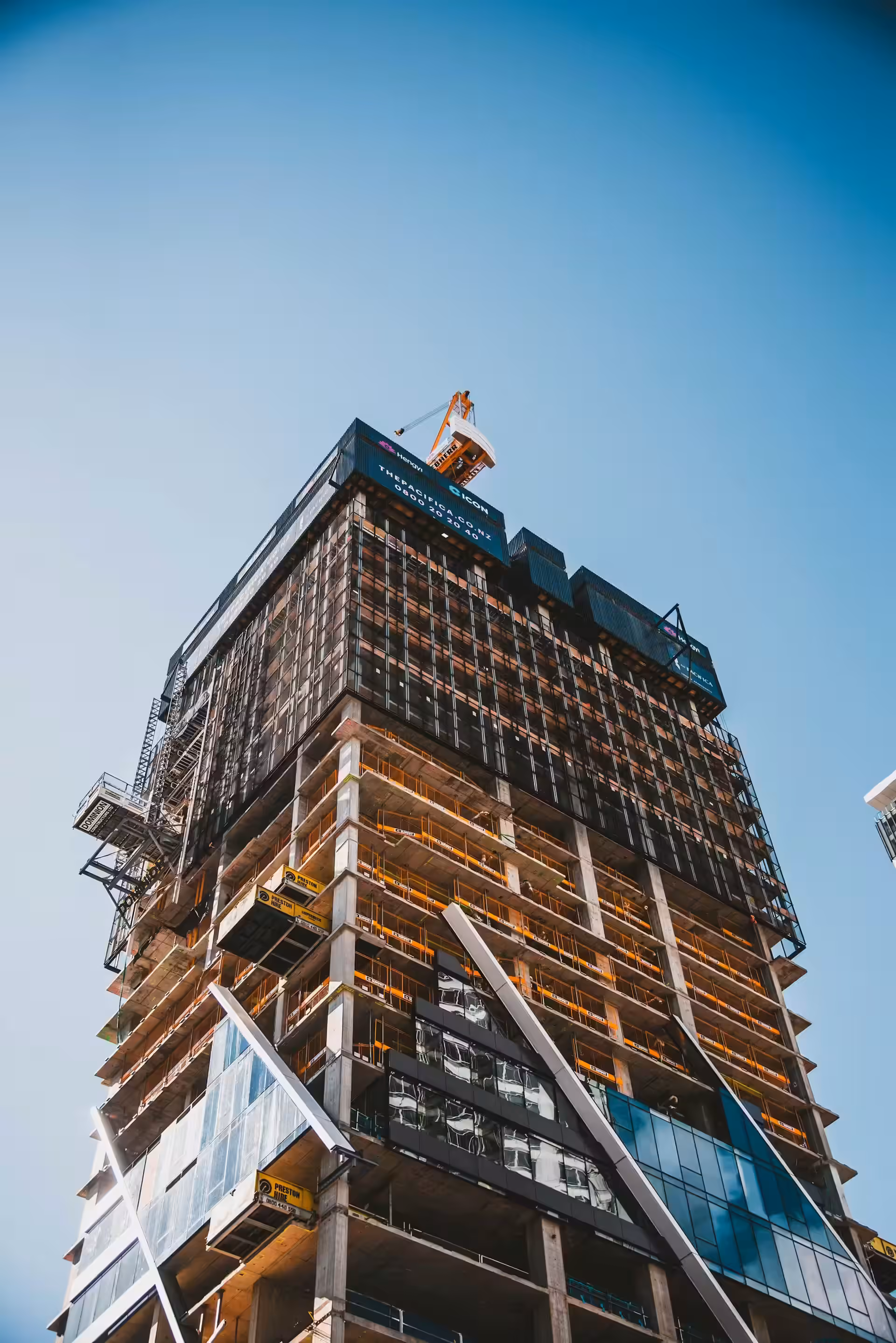 Bâtiment marron et gris en construction